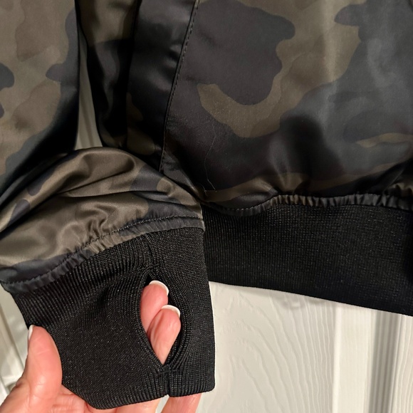 Evereve Reversible Camo Bomber Jacket – XS (Fits XS–S) – $179 MSRP – Thumbholes! - Picture 2 of 6